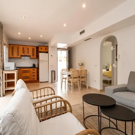 펜션 Charming Coastal