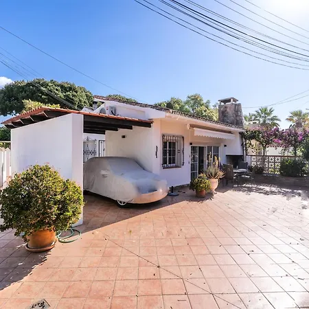 펜션 Charming Coastal